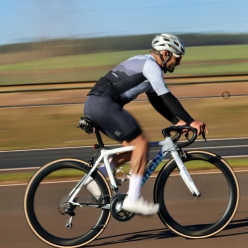 Ciclista profissional em treino com roda de carbono Rim Brake Axion Cycle
