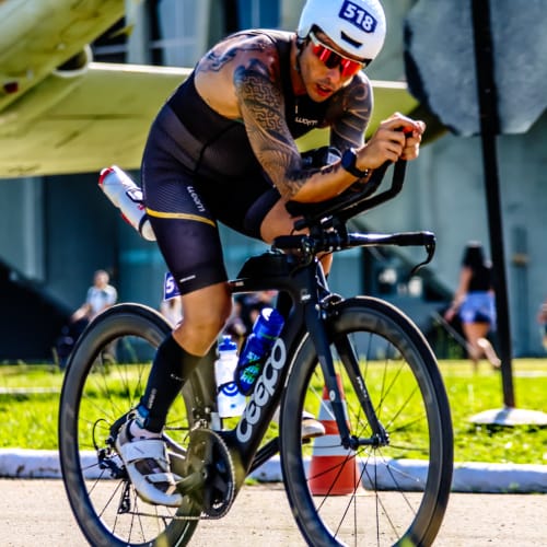 Ciclista competindo com roda de carbono Axion Cycle sistema Rim Brake