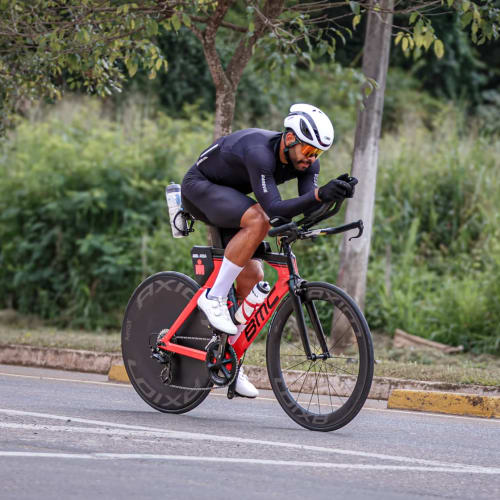 Atleta profissional pedalando com roda de carbono Axion Cycle Rim Brake