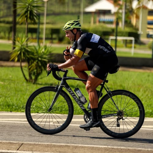 Ciclista profissional em treino com roda de carbono Rim Brake Axion Cycle