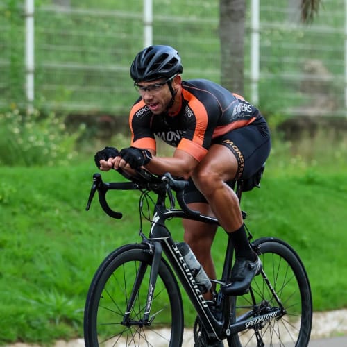 Roda de carbono Axion Cycle Rim Brake em uso durante prova de ciclismo
