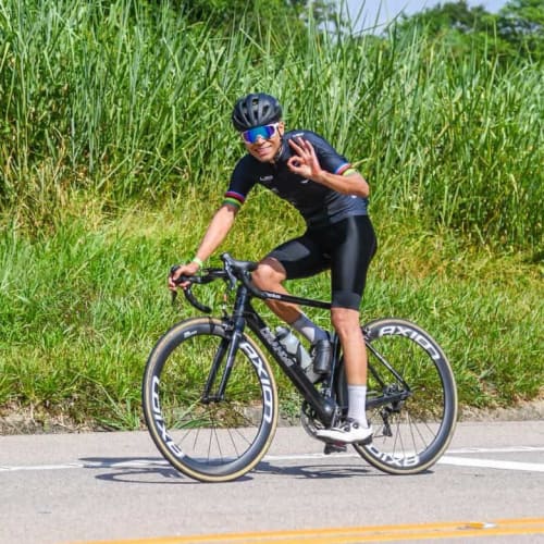 Ciclista competindo com roda de carbono Axion Cycle sistema Rim Brake