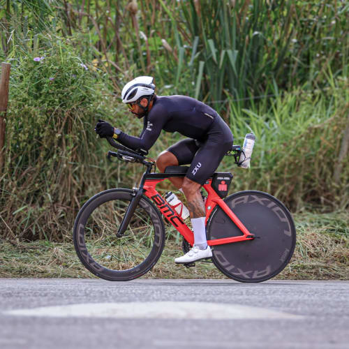 Atleta profissional pedalando com roda de carbono Axion Cycle Rim Brake