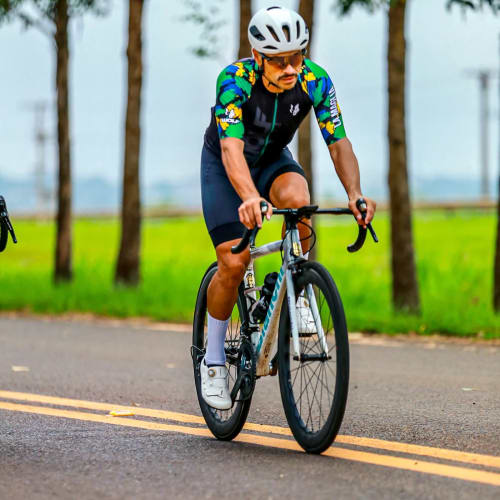 Ciclista profissional em treino com roda de carbono Rim Brake Axion Cycle
