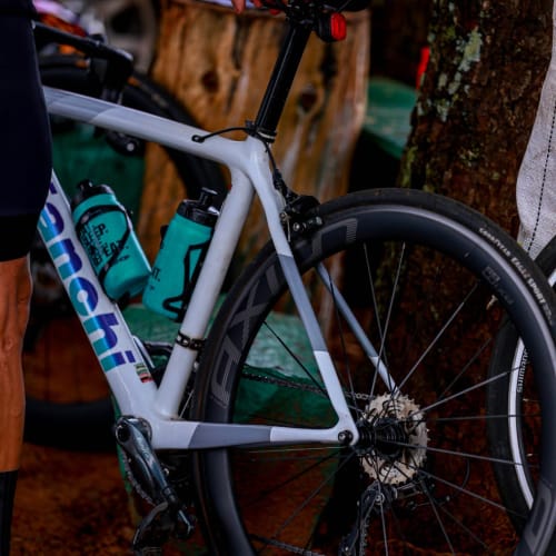 Roda de carbono Axion Cycle Rim Brake em uso durante prova de ciclismo