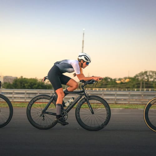 Atleta profissional pedalando com roda de carbono Axion Cycle Rim Brake