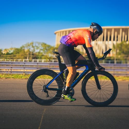 Ciclista profissional em treino com roda de carbono Rim Brake Axion Cycle