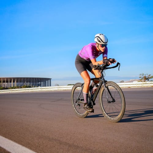 Roda de carbono Axion Cycle Rim Brake em uso durante prova de ciclismo