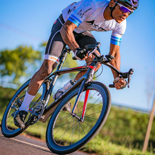 Ciclista competindo com roda de carbono Axion Cycle sistema Rim Brake