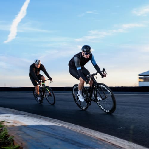 Ciclista profissional em treino com roda de carbono Rim Brake Axion Cycle