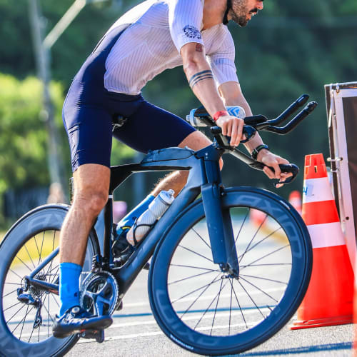 Roda de carbono Axion Cycle Rim Brake em uso durante prova de ciclismo