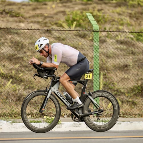 Ciclista competindo com roda de carbono Axion Cycle sistema Rim Brake