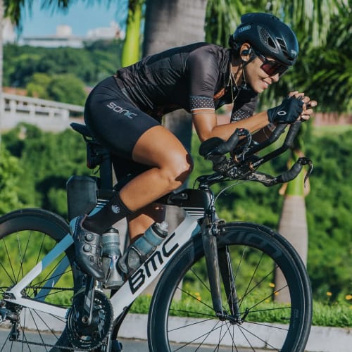 Detalhe da roda de carbono Rim Brake Axion Cycle em uso profissional