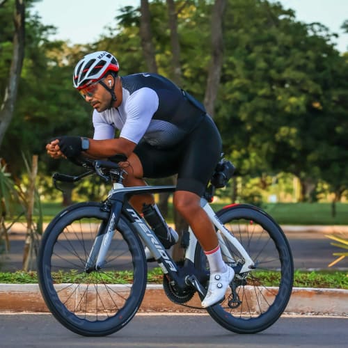 Atleta profissional pedalando com roda de carbono Axion Cycle Rim Brake