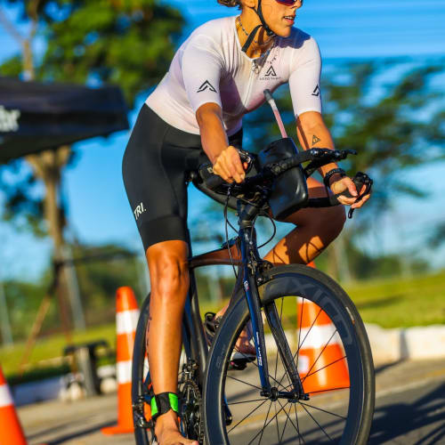 Ciclista competindo com roda de carbono Axion Cycle sistema Rim Brake