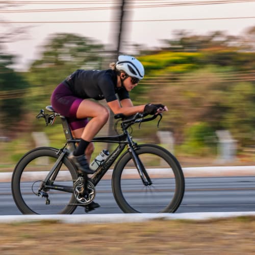 Ciclista competindo com roda de carbono Axion Cycle sistema Rim Brake
