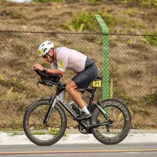 Atleta profissional pedalando com roda de carbono Axion Cycle Rim Brake
