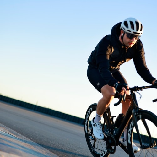 Ciclista profissional em treino com roda de carbono Rim Brake Axion Cycle