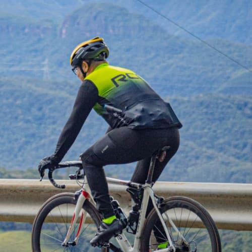 Roda de carbono Axion Cycle Rim Brake em uso durante prova de ciclismo