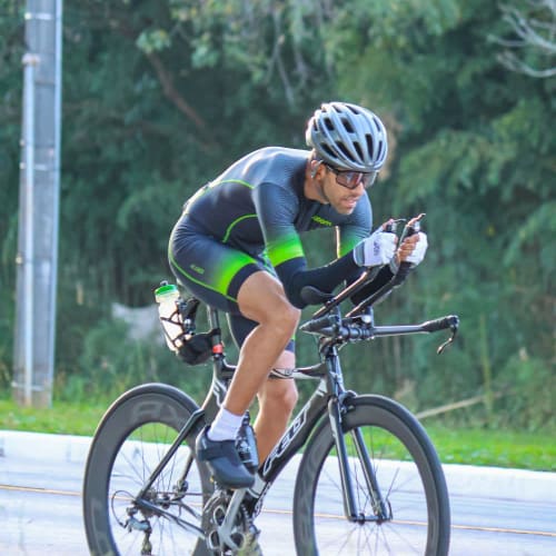 Atleta profissional pedalando com roda de carbono Axion Cycle Rim Brake