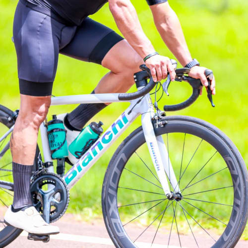 Roda de carbono Axion Cycle Rim Brake em uso durante prova de ciclismo