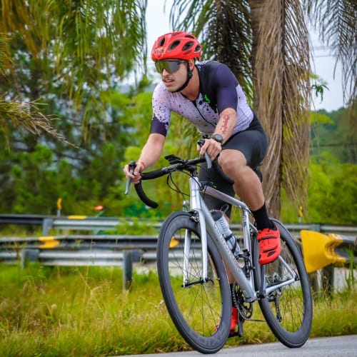 Ciclista competindo com roda de carbono Axion Cycle sistema Rim Brake