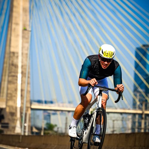 Ciclista profissional em treino com roda de carbono Rim Brake Axion Cycle