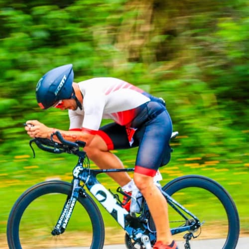 Roda de carbono Axion Cycle Rim Brake em uso durante prova de ciclismo