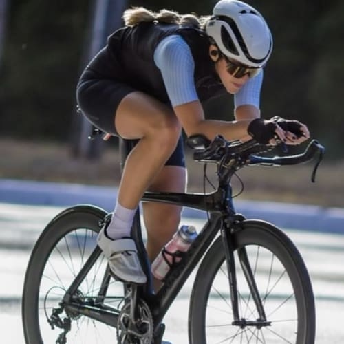 Ciclista competindo com roda de carbono Axion Cycle sistema Rim Brake