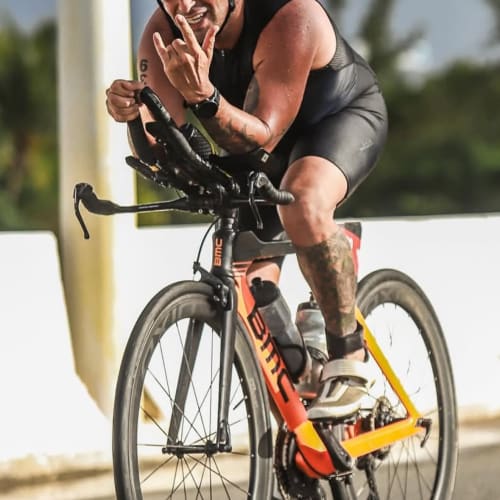 Detalhe da roda de carbono Rim Brake Axion Cycle em uso profissional