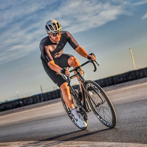 Atleta profissional pedalando com roda de carbono Axion Cycle Rim Brake