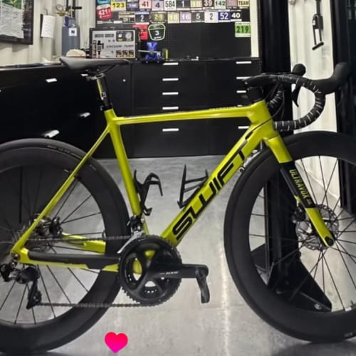 Cliente Axion Cycle com Roda de Carbono Disc Brake
