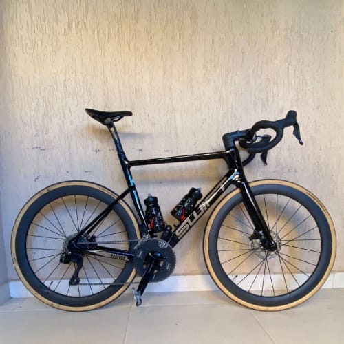 Cliente Axion Cycle com Roda de Carbono Disc Brake