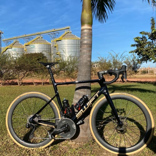 Cliente Axion Cycle com Roda de Carbono Disc Brake