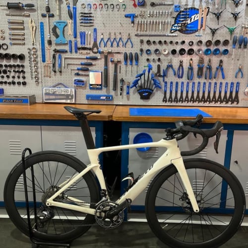 Cliente Axion Cycle com Roda de Carbono Disc Brake