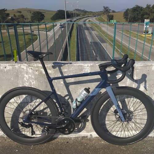 Cliente Axion Cycle com Roda de Carbono Disc Brake