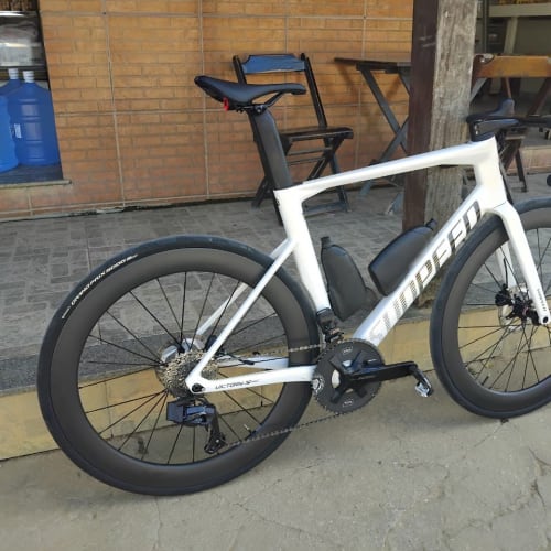 Cliente Axion Cycle com Roda de Carbono Disc Brake