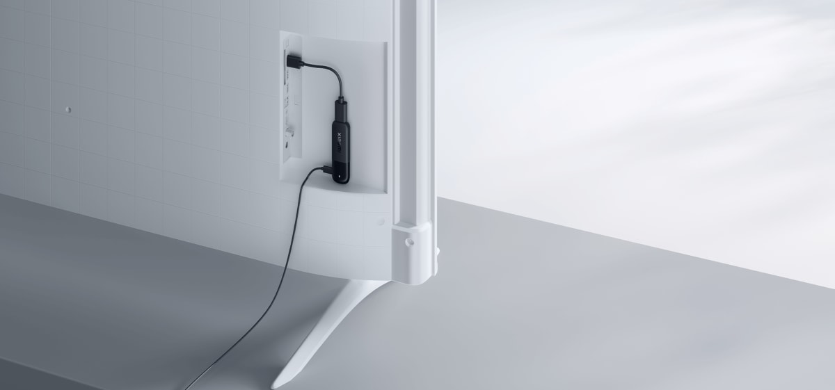 Dispositivo Xiaomi conectado detrás de televisor blanco