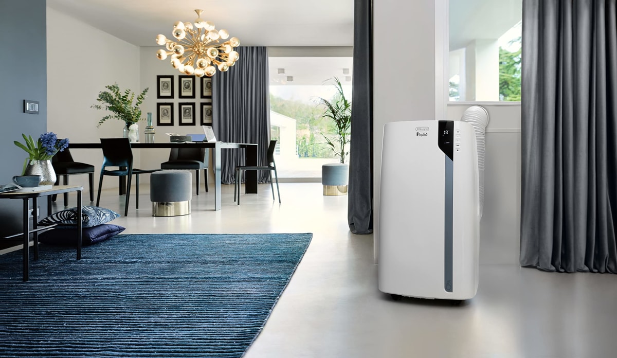 DeLonghi Pinguino PAC EX105A+++ instalado junto a una ventana en un salón