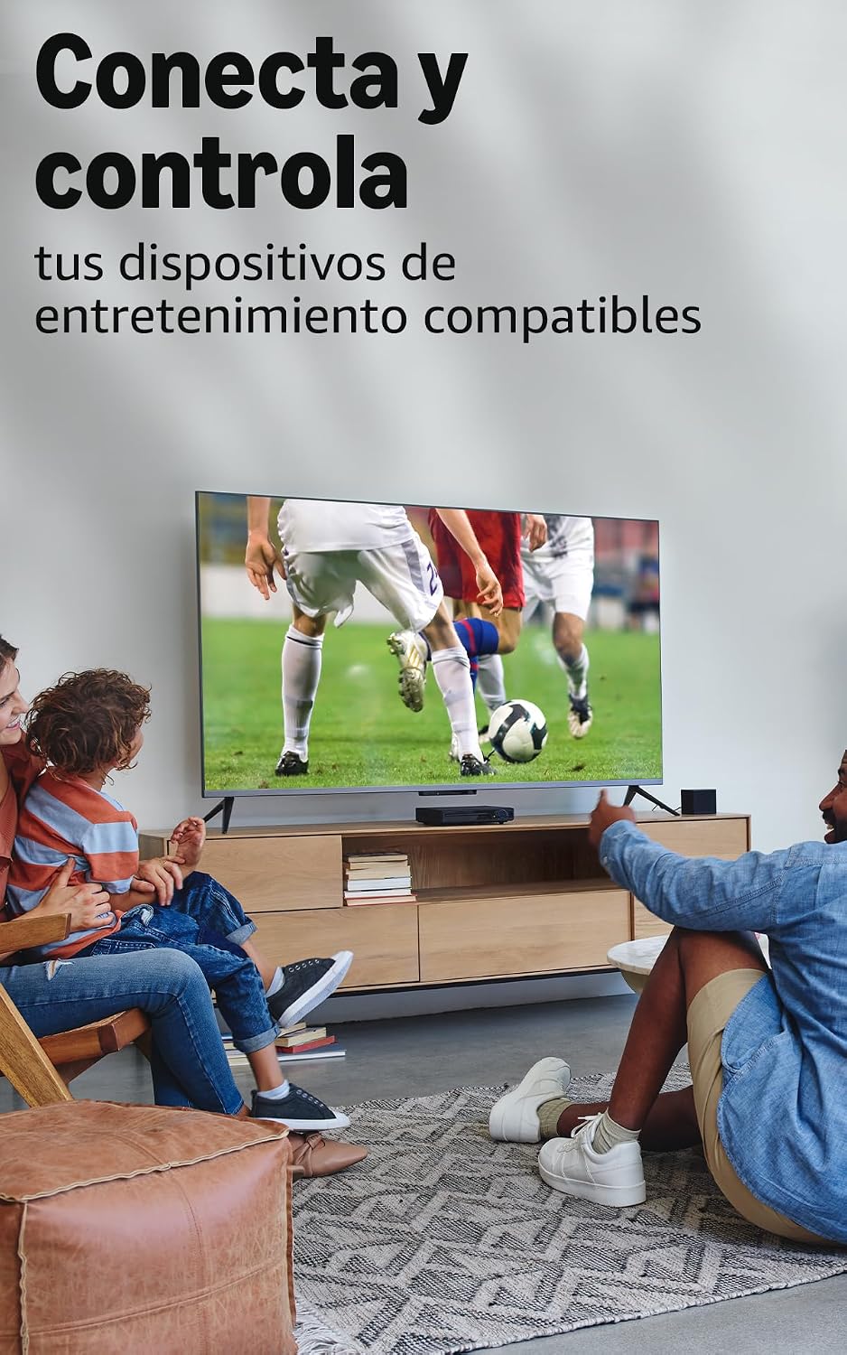 Familia viendo fútbol en TV, padre señala, hijo observa, madre abraza hija, sala de estar
