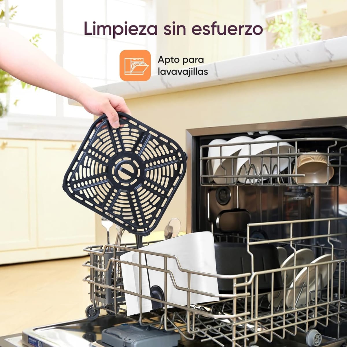 Rejilla de drenaje para lavavajillas en cocina luminosa