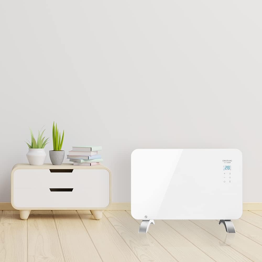 Calentador eléctrico Cecotec en una habitación con decoración minimalista.