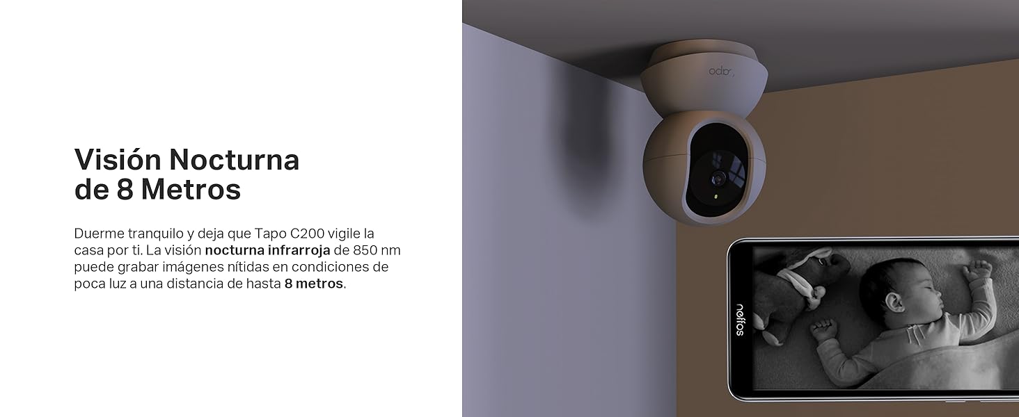 Cámara Tapo C200 vigilando a bebé en modo visión nocturna