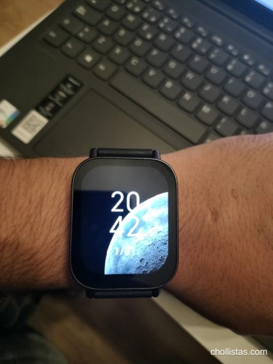 Xiaomi Redmi Watch 5 Active en muñeca mostrando pantalla con hora y fecha