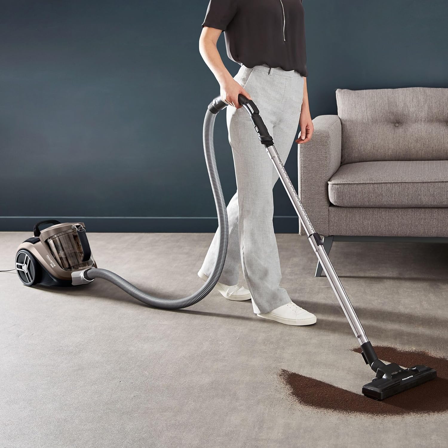 Aspiradora Rowenta Compact Power XXL en uso en sala de estar