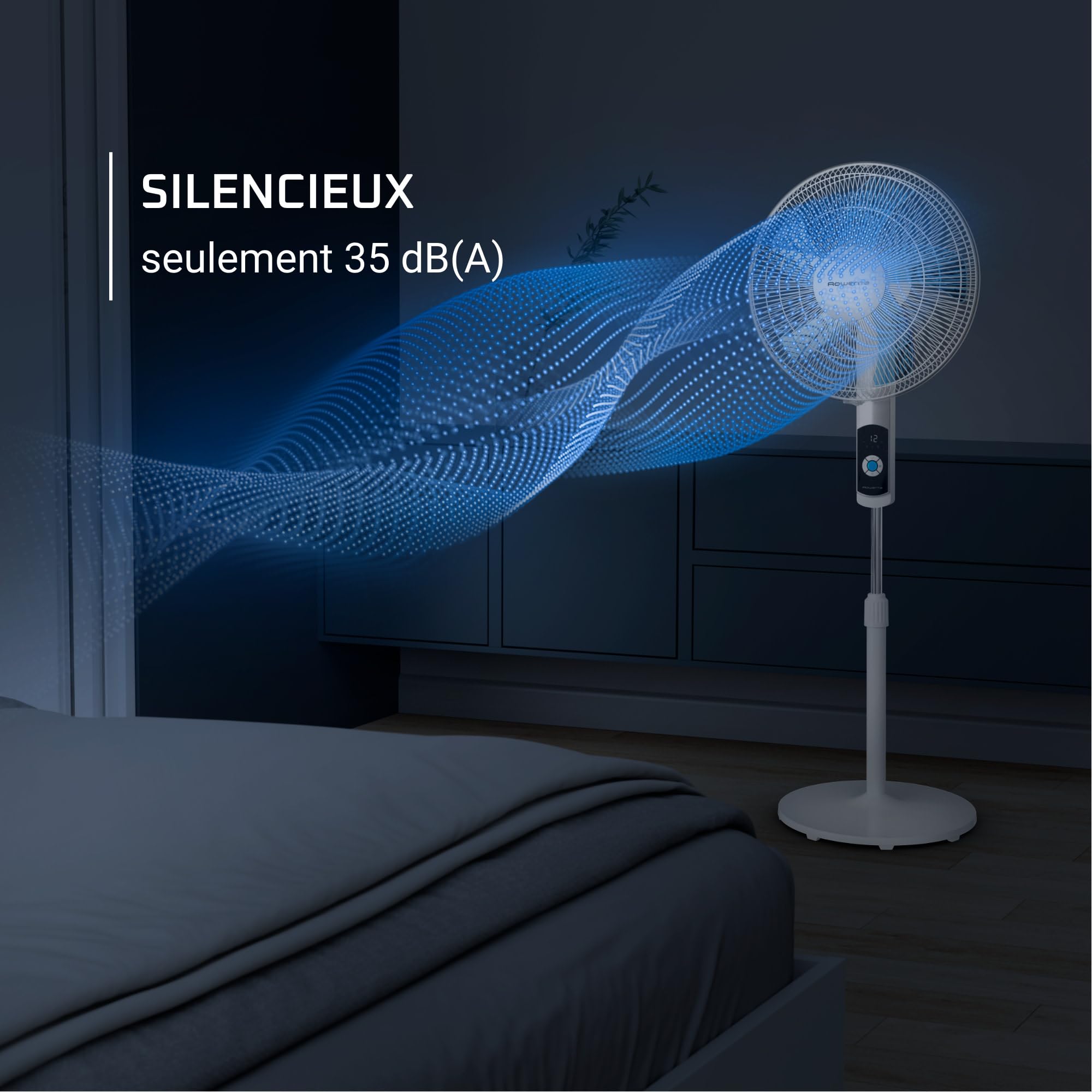 Ventilador de pie Rowenta Turbo Silence funcionando silenciosamente a 35 dB(A) en dormitorio nocturno con visualización de flujo de aire azul