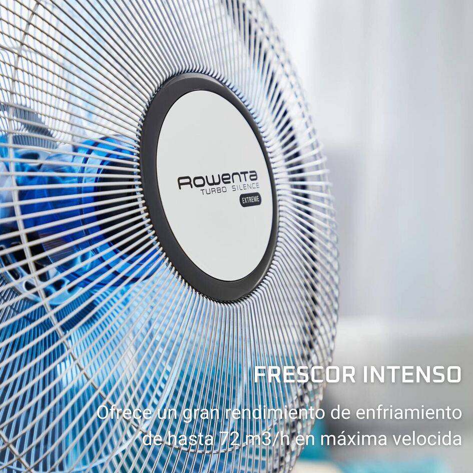 Primer plano del centro de ventilador Rowenta Turbo Silence Extreme con aspas azules