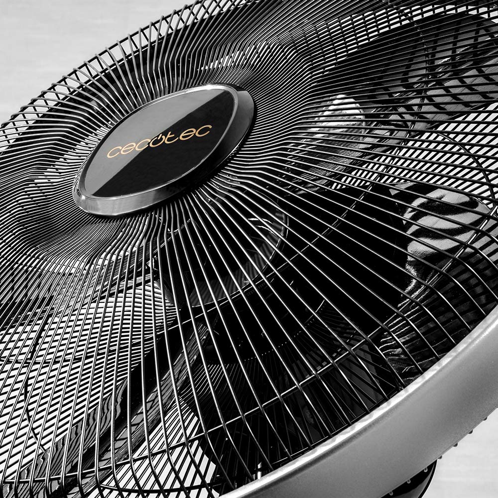 Detalle frontal del ventilador Cecotec EnergySilence 1020 con rejilla negra y logotipo dorado