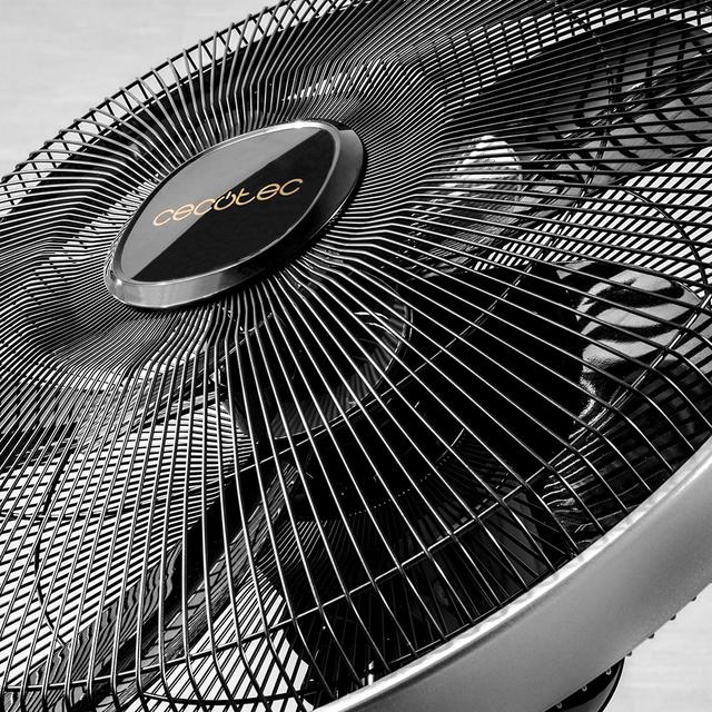 Detalle de la rejilla frontal y buje central de un ventilador Cecotec en color negro.