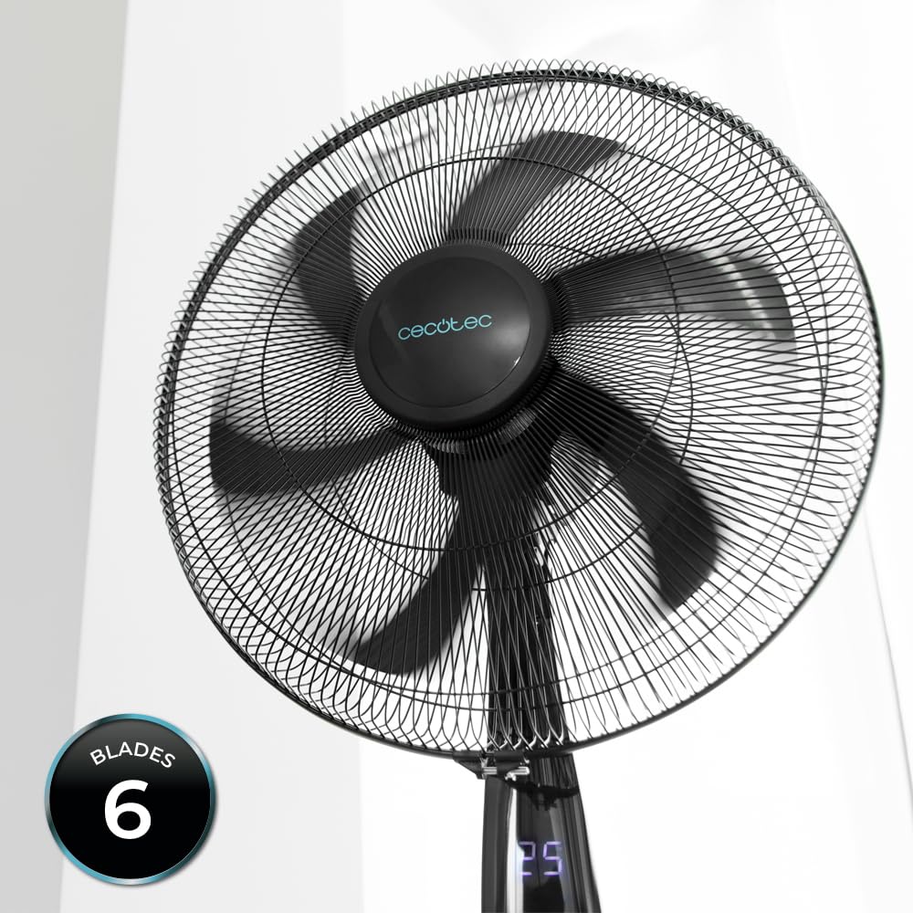 Detalle frontal de un ventilador de pie Cecotec en color negro, destacando la cabeza del ventilador con su rejilla protectora circular densa y las 6 aspas de gran tamaño.